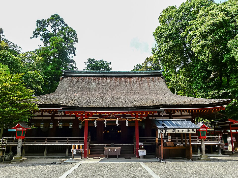 本宮の拝殿前、参拝者が祈りを捧げる荘厳な場面