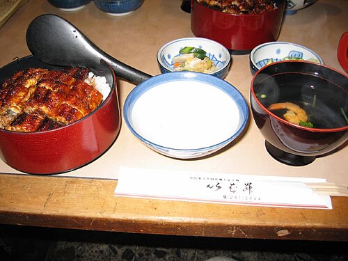 ひつまぶしの三つの食べ方、鰻の蒲焼きが美しく盛られた器