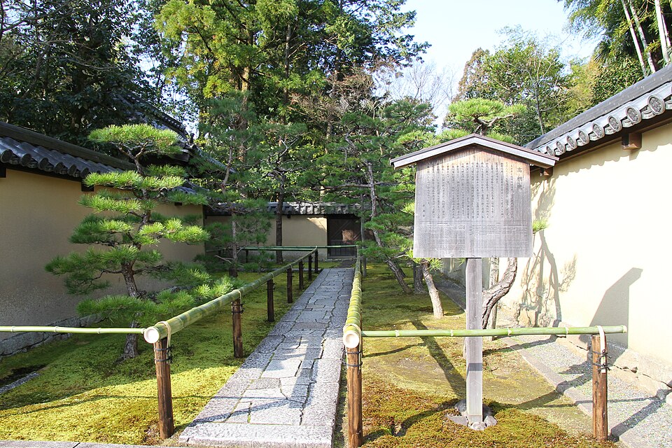 高桐院の参道、両側から楓の枝が覆いかぶさる緑のトンネルのような秋の風景