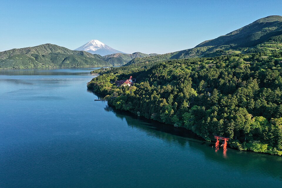 芦ノ湖に立つ箱根神社の平和の鳥居、水面に映る朱塗りの鳥居と富士山