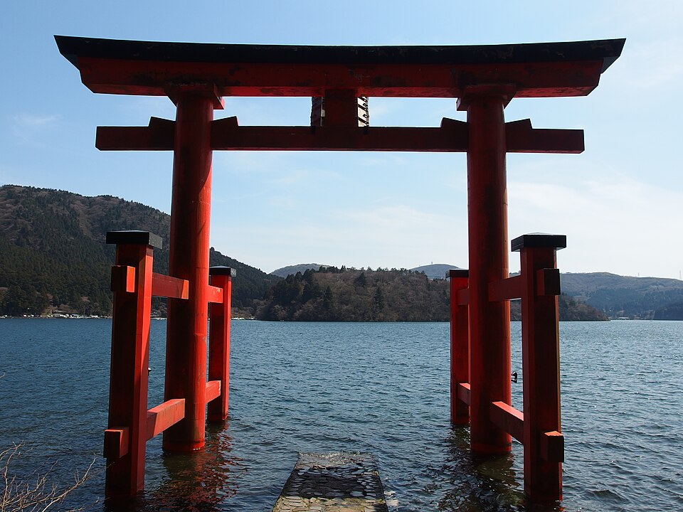 芦ノ湖の箱根海賊船、箱根神社の鳥居を背景にした遊覧船