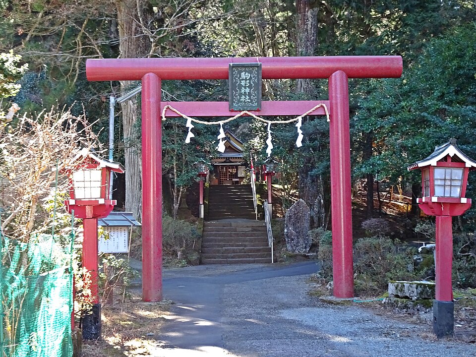 平和の鳥居を正面から撮影、背景に芦ノ湖と山々