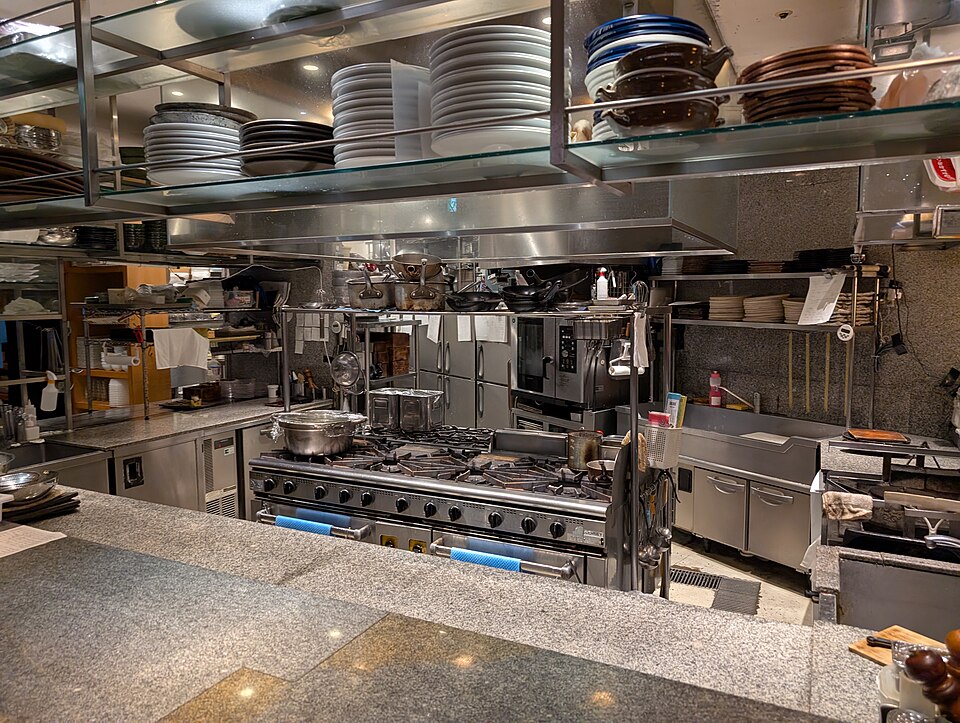 居酒屋のドリンクメニュー、ビール、日本酒、ハイボールなどが並ぶ