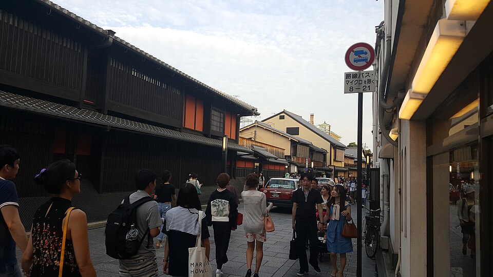 花見小路通りから建仁寺の北門に向かう参道の風景