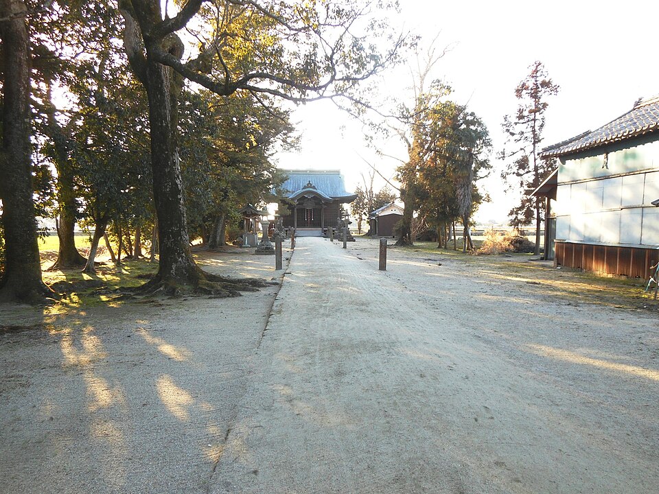 参道から大仏が見えてくる瞬間、緑の木立と大仏のシルエット