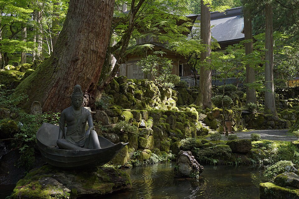 永平寺の境内、苔むした石畳と杉の巨木が連なる参道の静謐な雰囲気