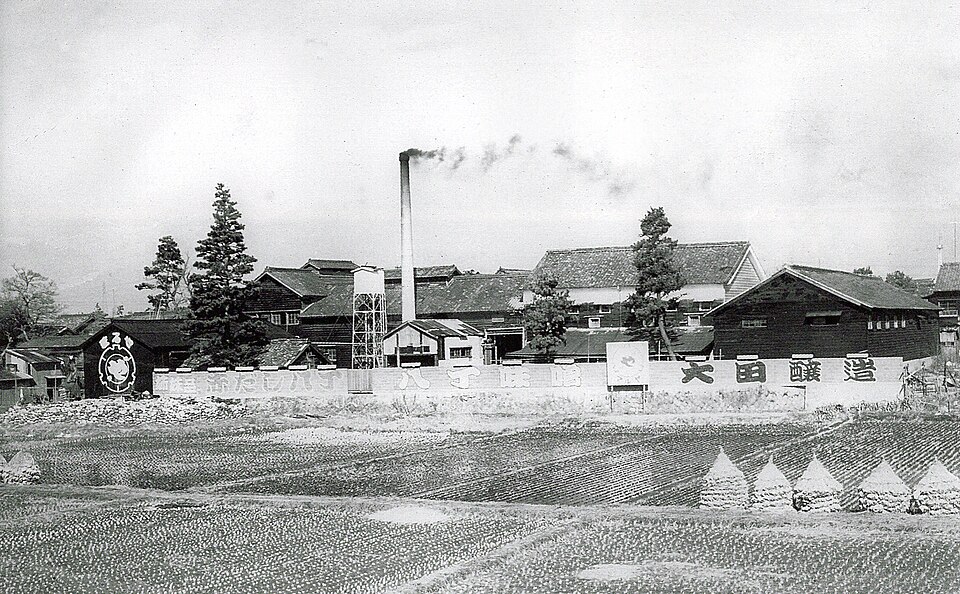 八丁味噌の蔵元「カクキュー」の味噌蔵内部、巨大な木桶に石が積まれた光景