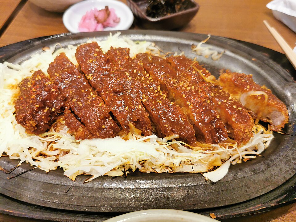 スパイスが効いた名古屋名物の手羽先唐揚げ、ビールグラスと一緒のテーブルショット