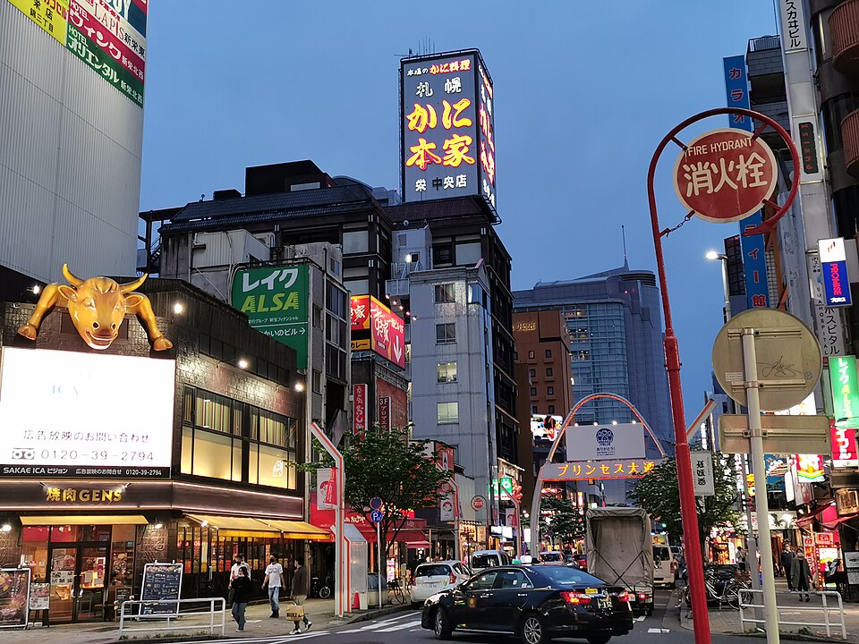 名古屋の繁華街・栄エリアの夜景、飲食店のネオンが輝く大津通り