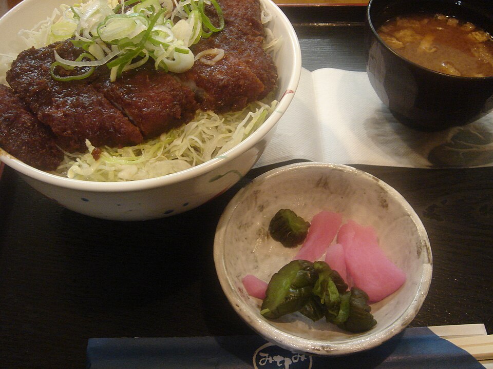 味噌カツ定食のアップ写真、濃厚な八丁味噌ソースがたっぷりかかったとんかつとキャベツ