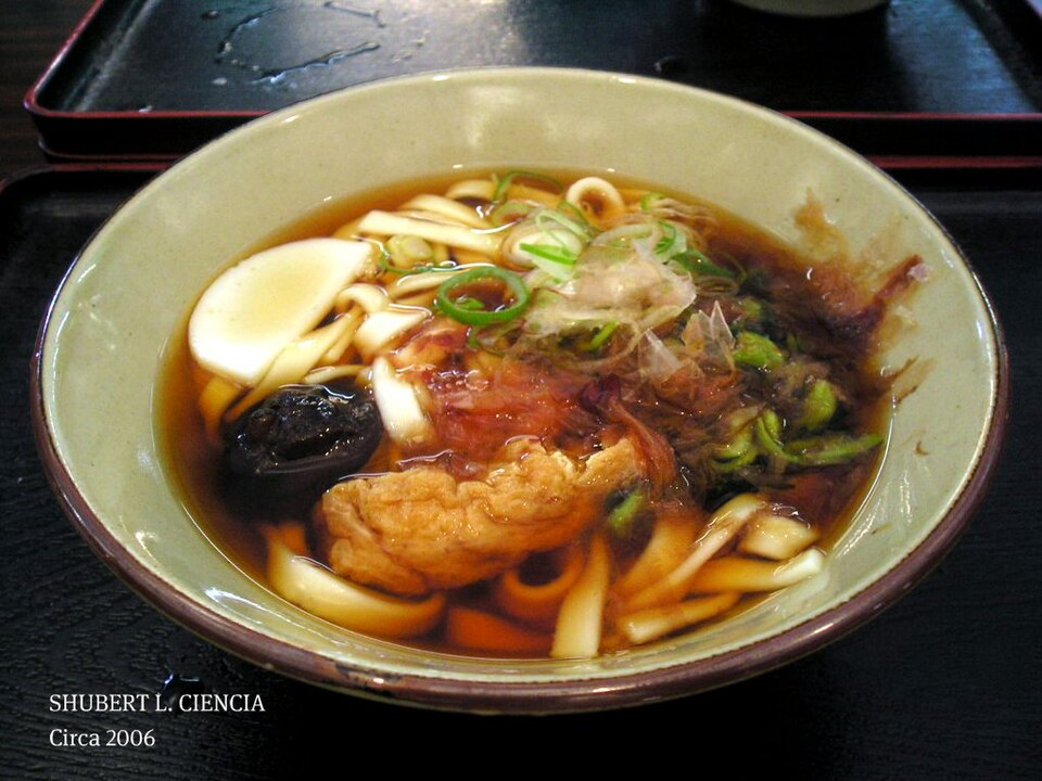 花鰹がたっぷりのったかけきしめん、湯気が立ち上る温かい一杯