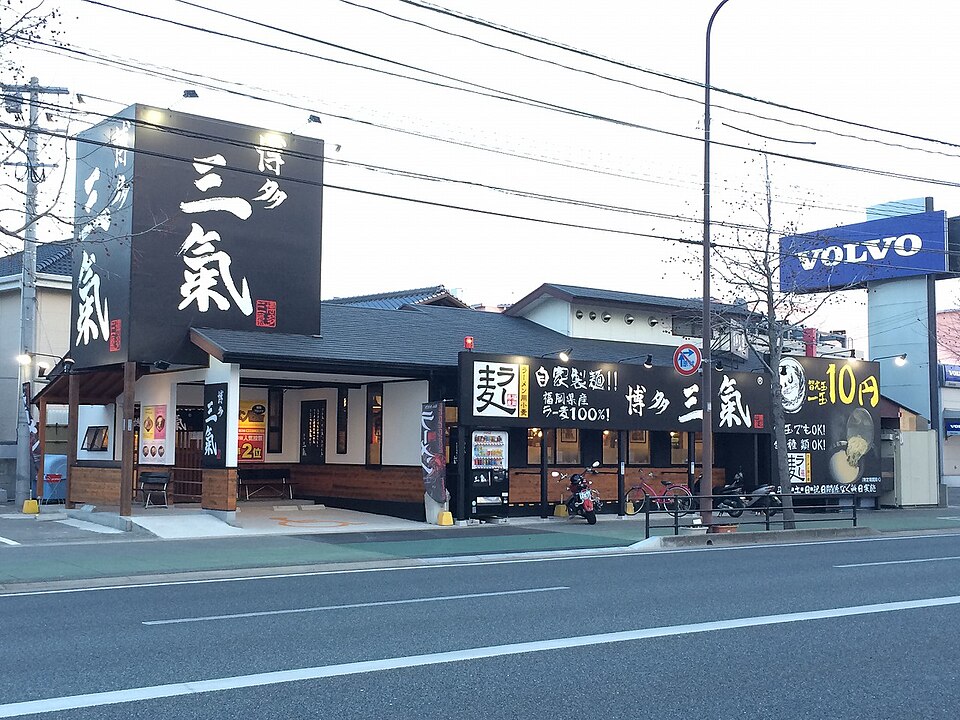 中洲の屋台で提供される博多ラーメン、白濁した豚骨スープ