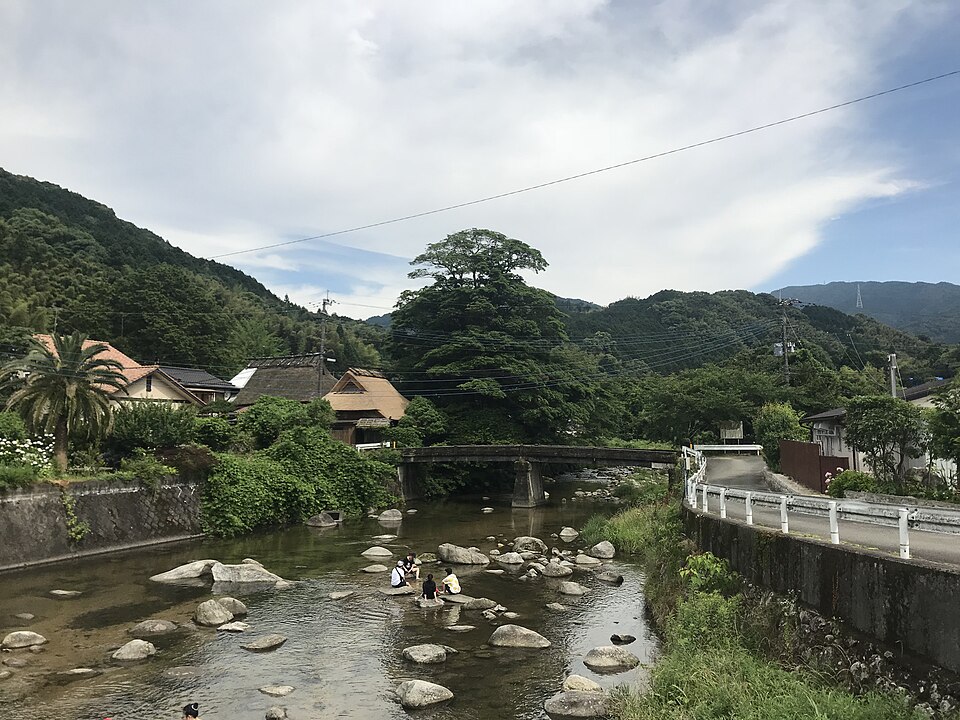 中洲の那珂川沿いの風景、昼間の静かな川沿い