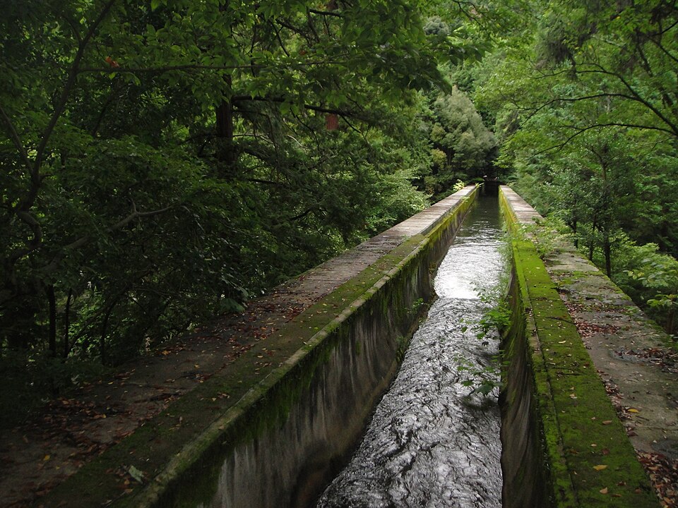 从水路阁拱形内部向深处望去,光影交错的画面