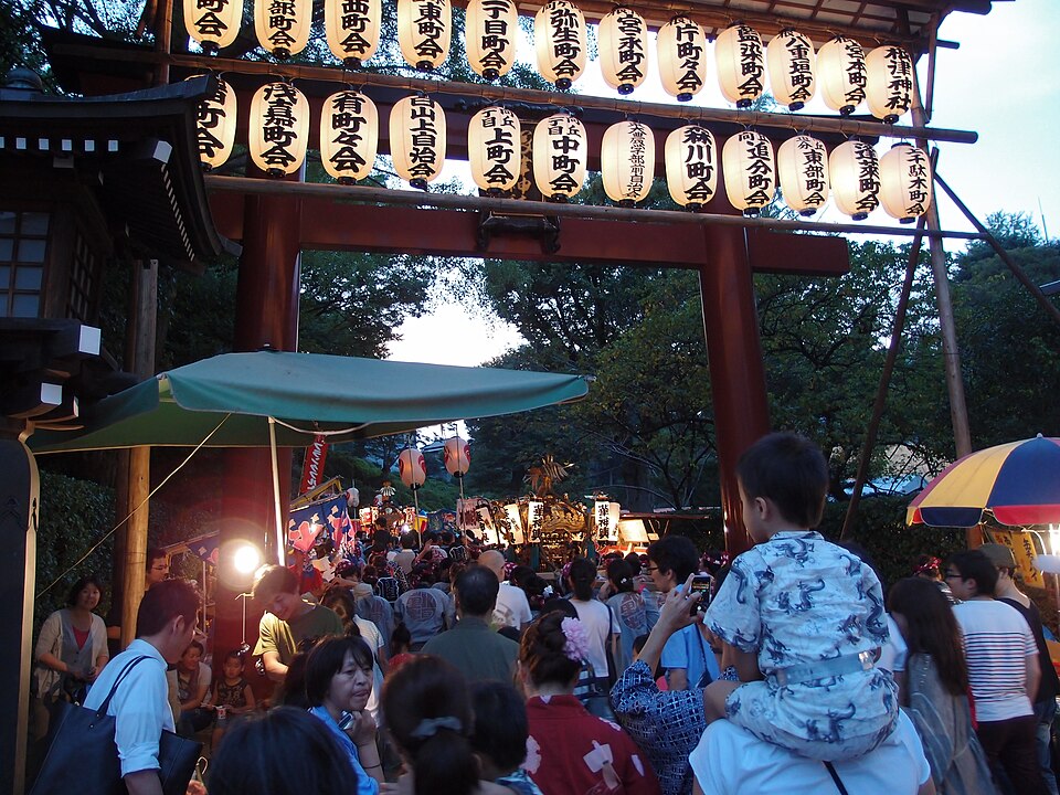 根津神社の楼門、江戸時代元禄の建築様式が色濃い朱塗りの楼門