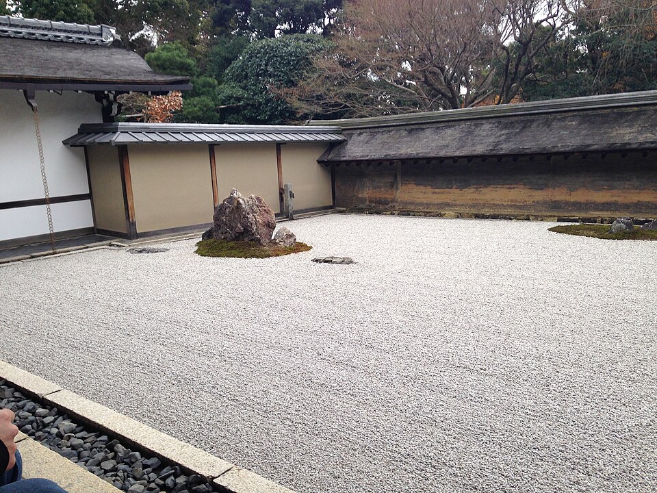 石庭を方丈の縁側から眺める構図、手前に縁側の木の柱