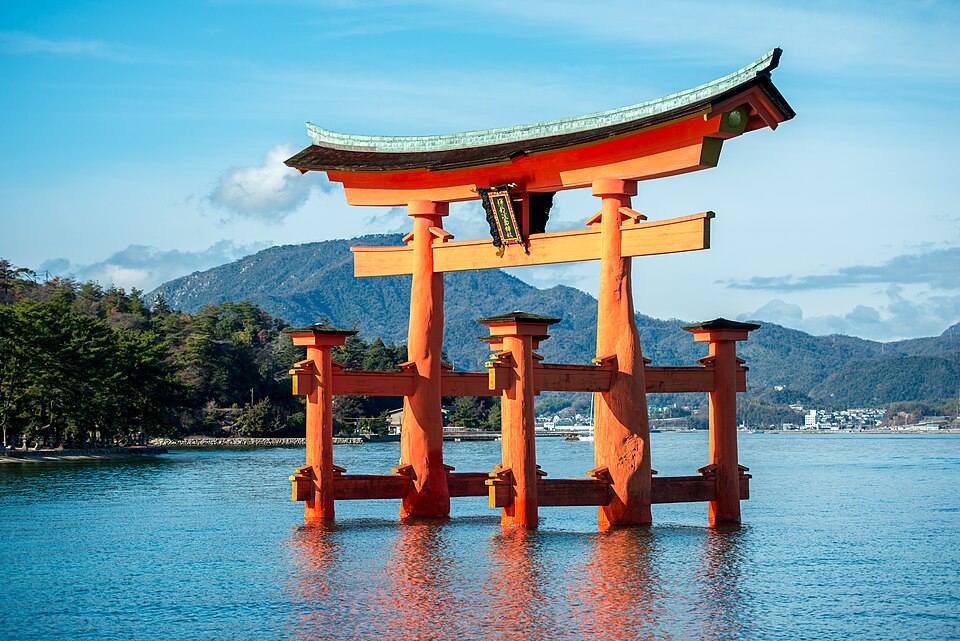 神社の鳥居と寺院の山門が隣り合う風景、または神社と寺院の対比写真