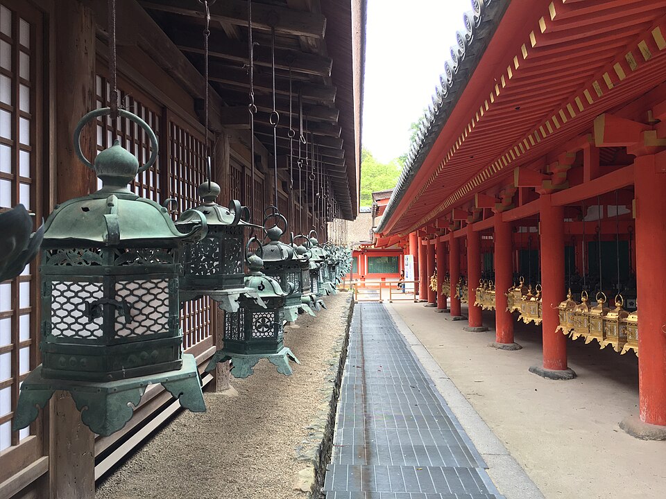 奈良の春日大社と興福寺が近接する風景