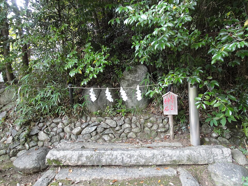神社の御神体(注連縄が巻かれた巨石や大木)の風景