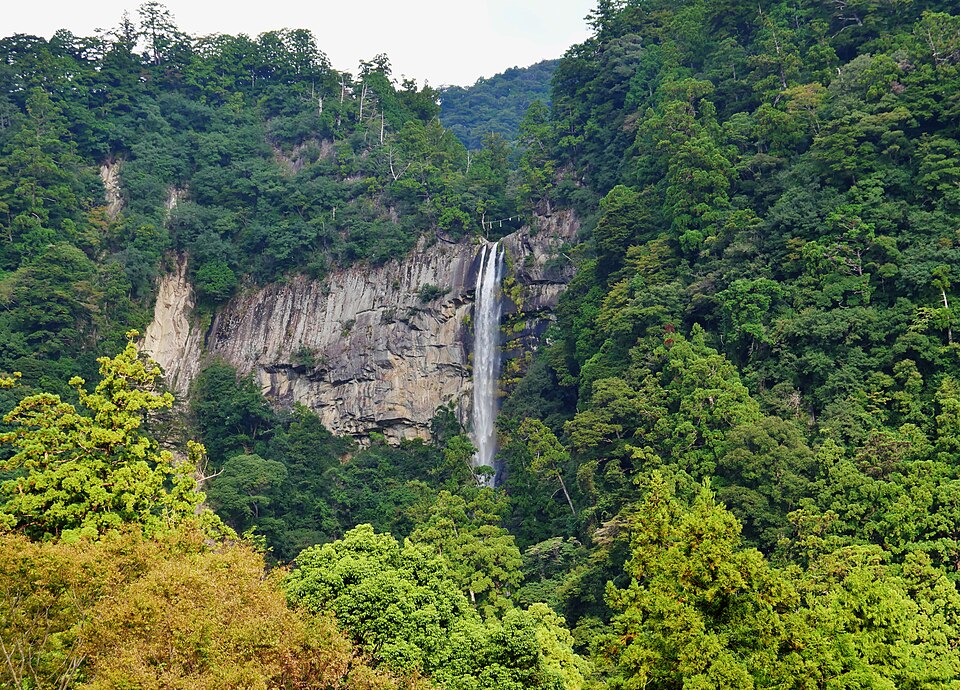 那智の滝と三重塔が同時に見える風景