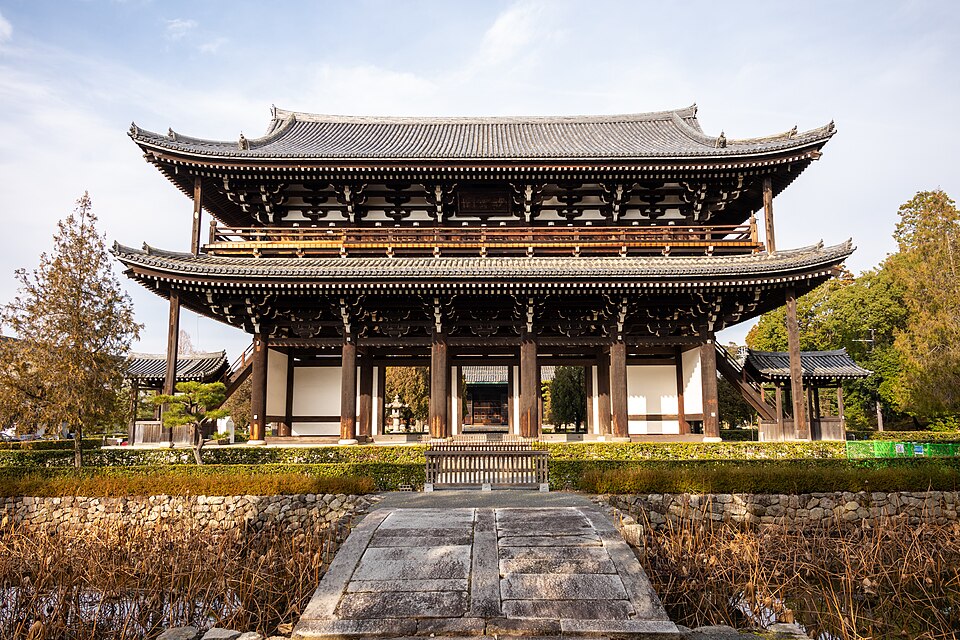 The approach from JR Tofukuji Station to Tofuku-ji, a street that becomes an autumn foliage tunnel in fall