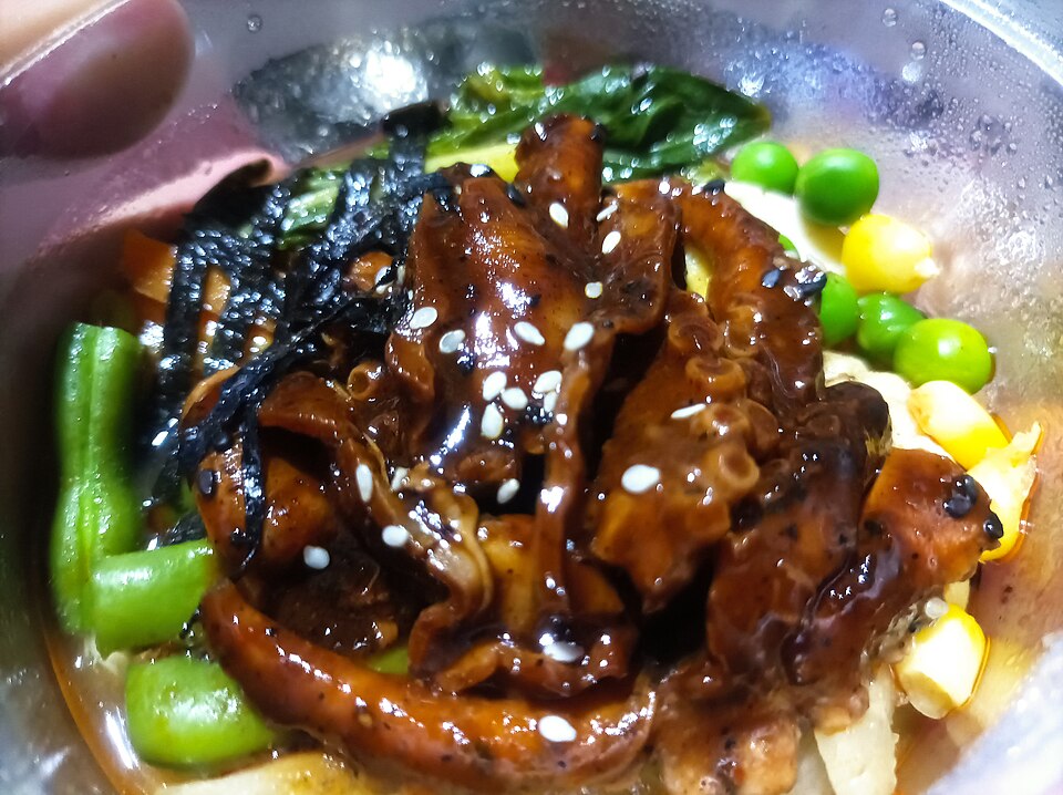 東京の様々なラーメン種類を並べた写真、醤油・つけ麺・二郎系・家系の4種類