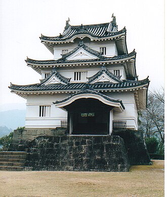 宇和島城天守閣の全景、丘の上に建つ三層三階の白い天守と石垣