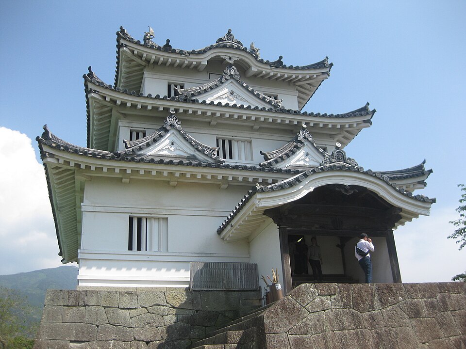 宇和島城天守閣の近景、明治以降も残る江戸時代の建築様式が伝わる写真