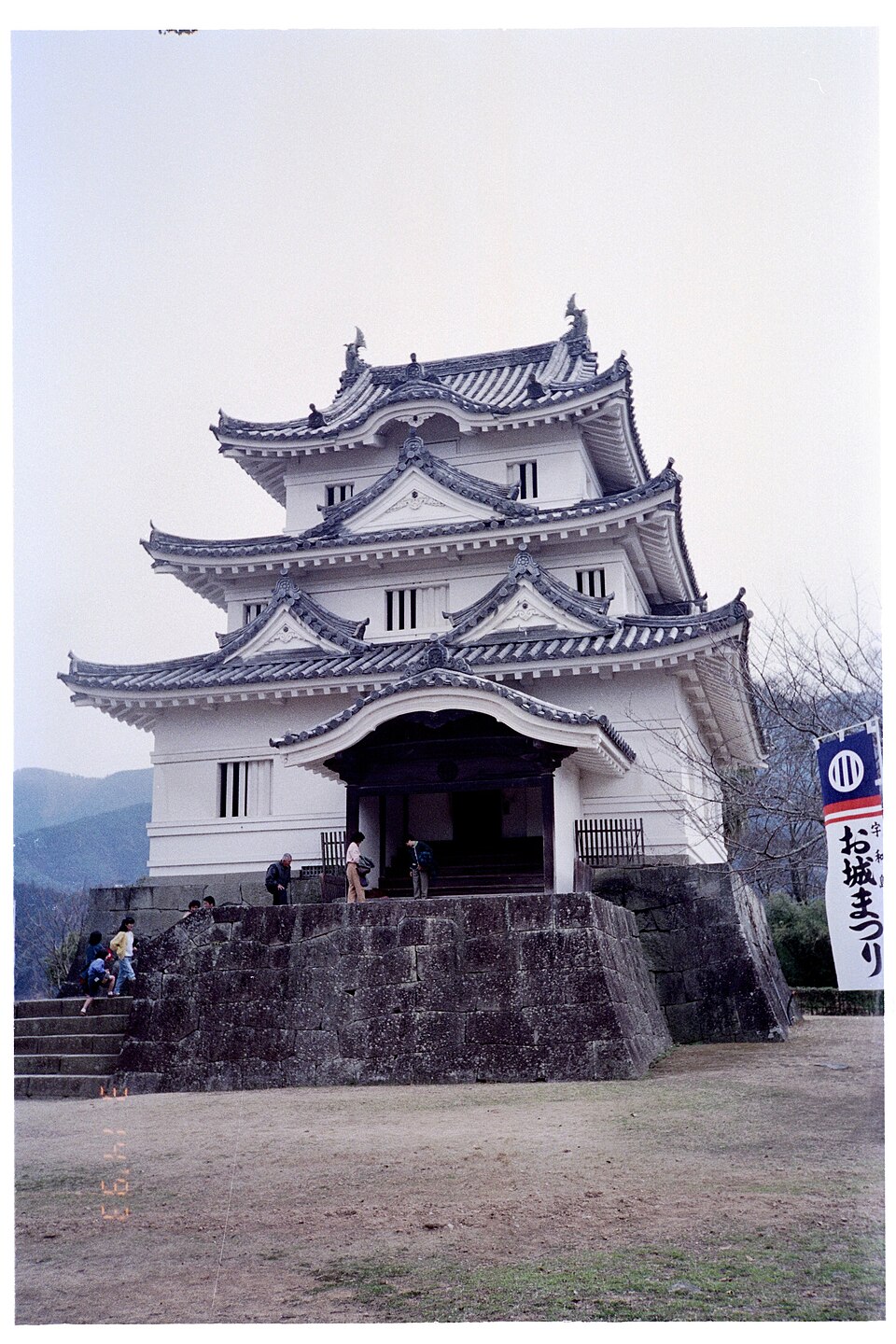 宇和島城天守閣の内部、急勾配の階段と木造の梁が見える様子