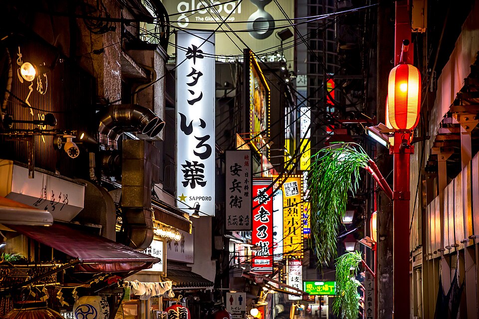 横丁で乾杯する人々、ビールジョッキを掲げる賑やかな雰囲気