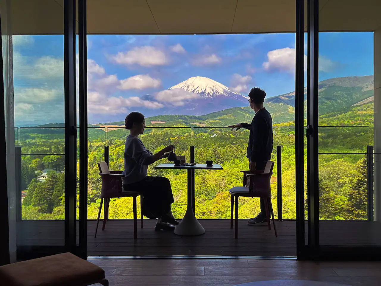 FSWUB-P0454-Gp-Suite-Guestroom-Balcony-Mount-Fuji-Tea-Man.4x3
