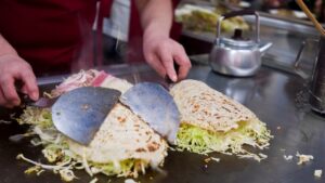 히로시마의 꼭 먹어봐야 할 명물 3선: 지역 특산 요리와 향토 음식