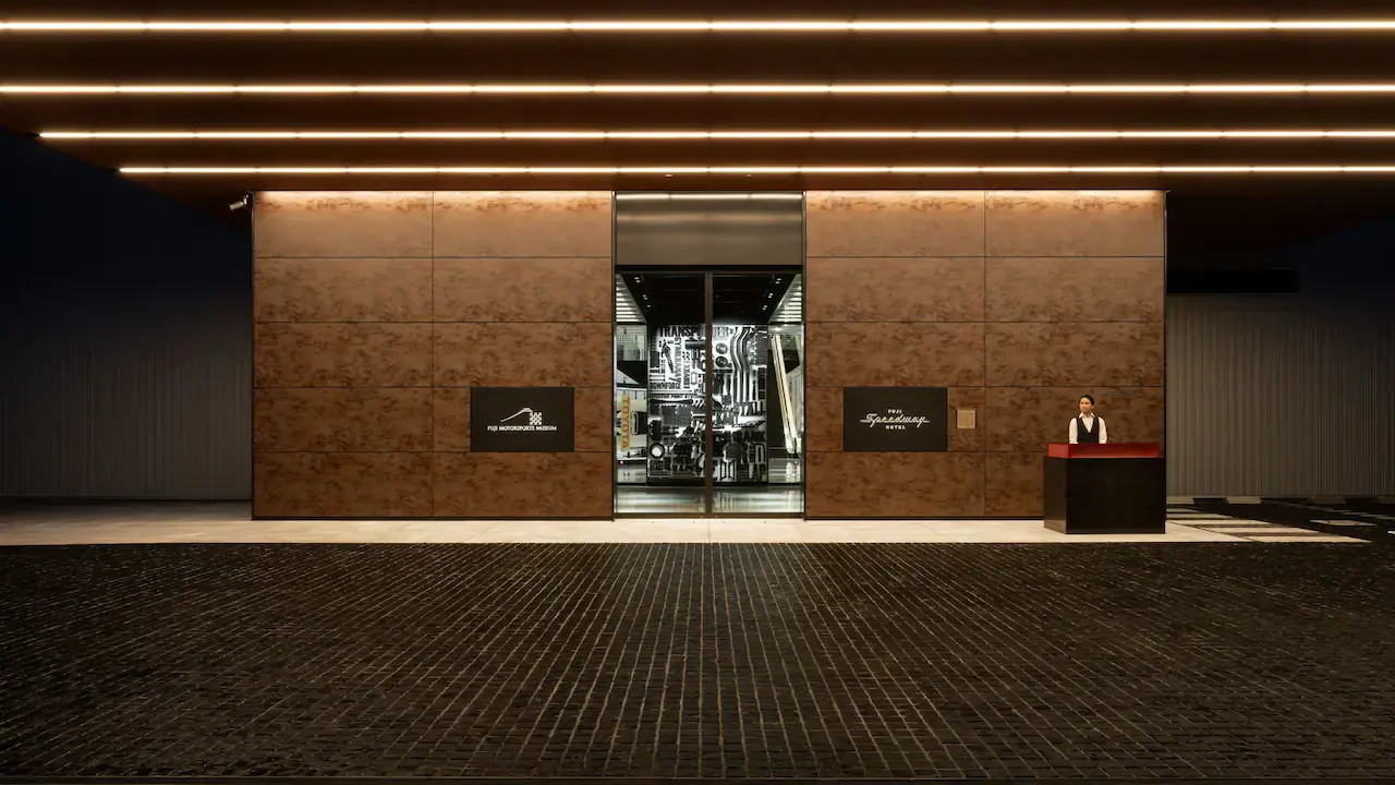 FSWUB-P0092-Hotel-Entrance-With-Bellman.16x9